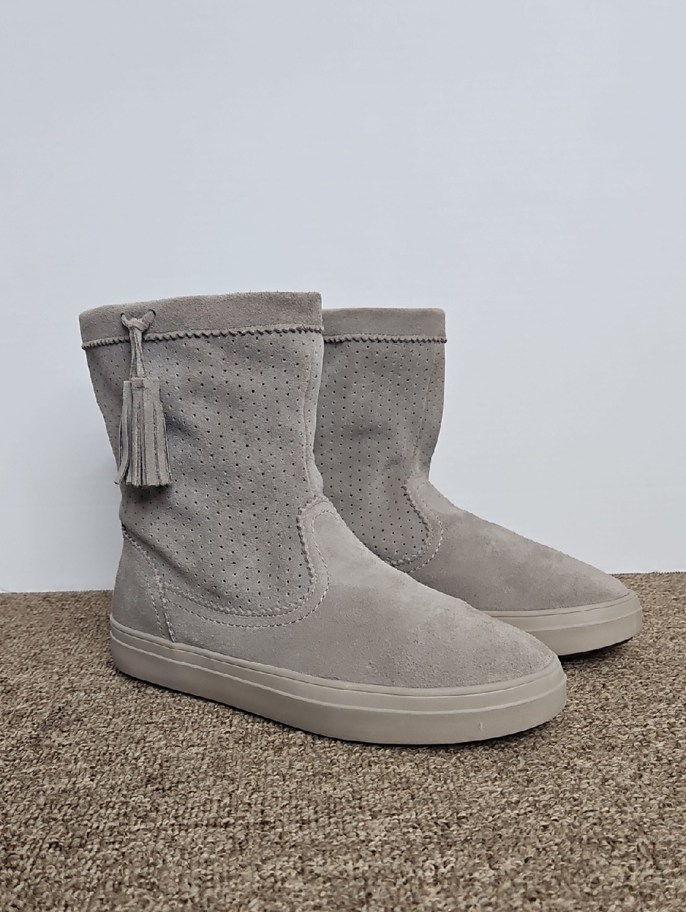 Crocs Lodge Point Gray Mushroom Suede Pull-On Style Tassel Boots Sz 9 Womens